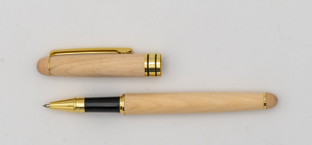 Penna in legno chiaro con cappuccio rimosso, clip dorata e impugnatura nera.