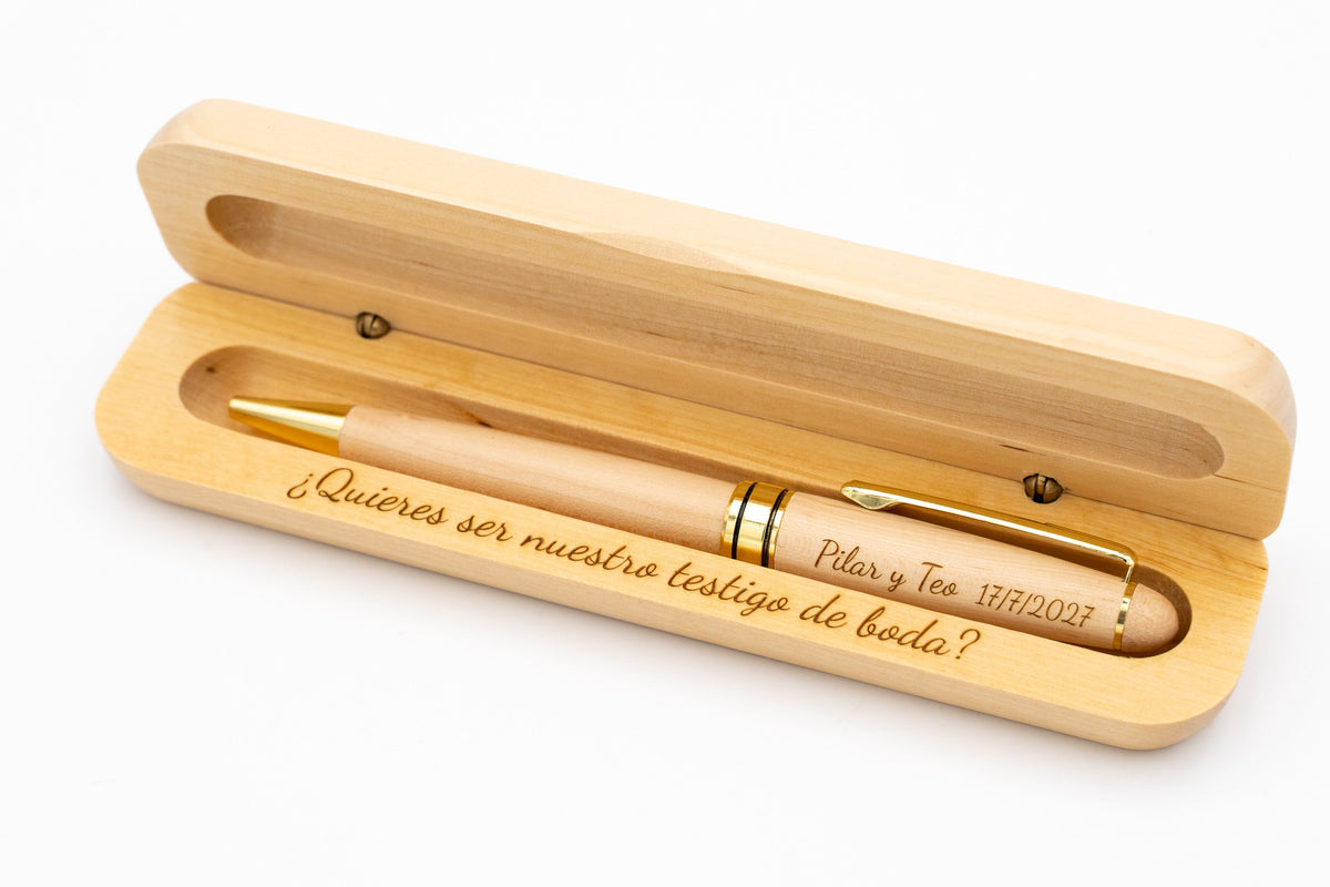 Esempio di penna in legno chiaro con dettagli dorati in un astuccio aperto inciso per un testimone di nozze.