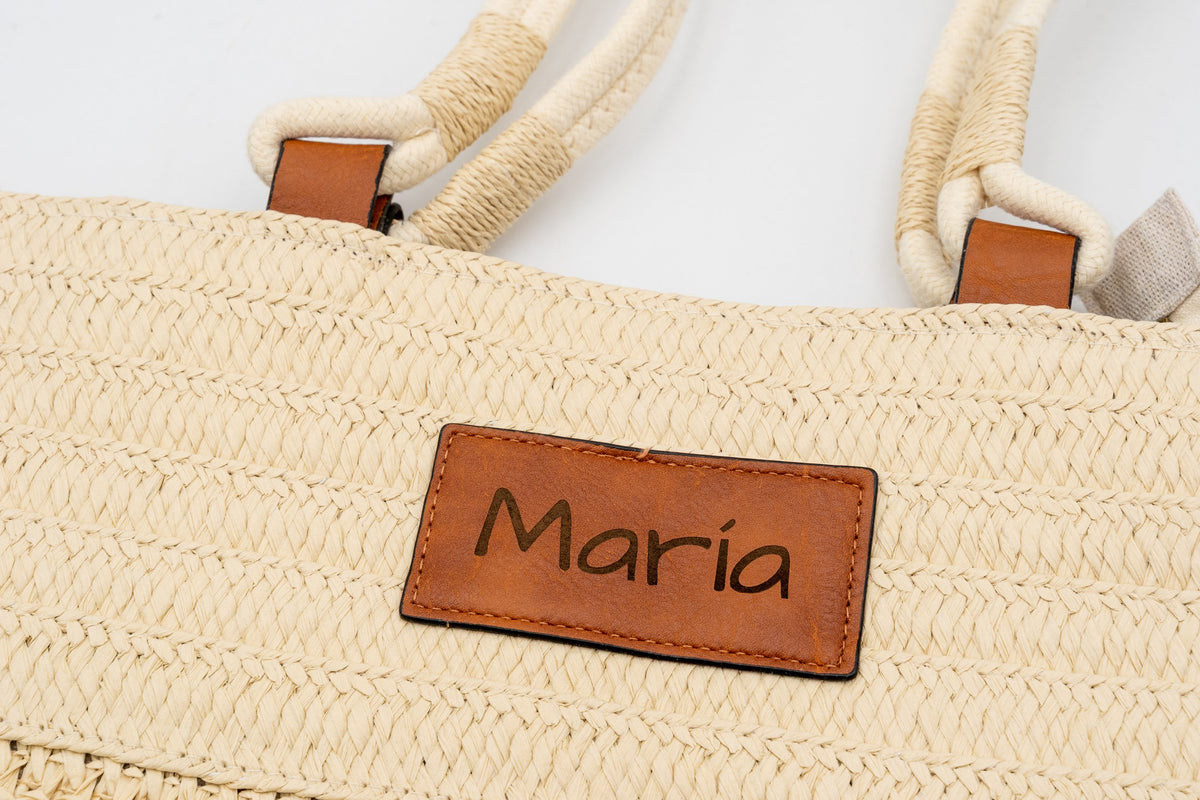 Patch di una borsa di rafia naturale inciso con il nome María