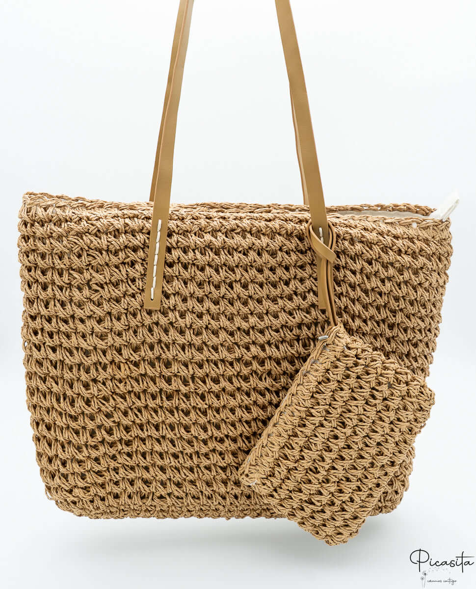 Bolso rectangular de fibra trenzada marrón con asas de cuero PU y mini neceser colgante.