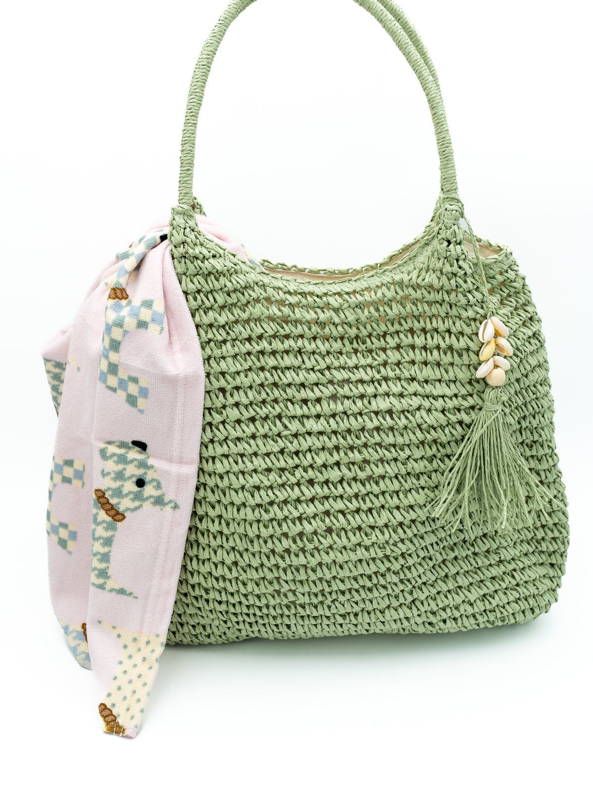 Borsa hobo intrecciata verde oliva con nappina di conchiglie e foulard geometrico rosa
