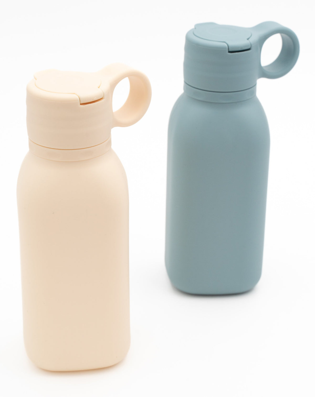 Due borracce crema e blu grigio con tappi chiusi