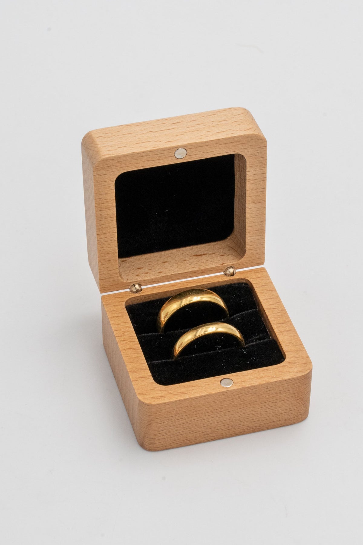 Scatola quadrata aperta con interno nero per un anello