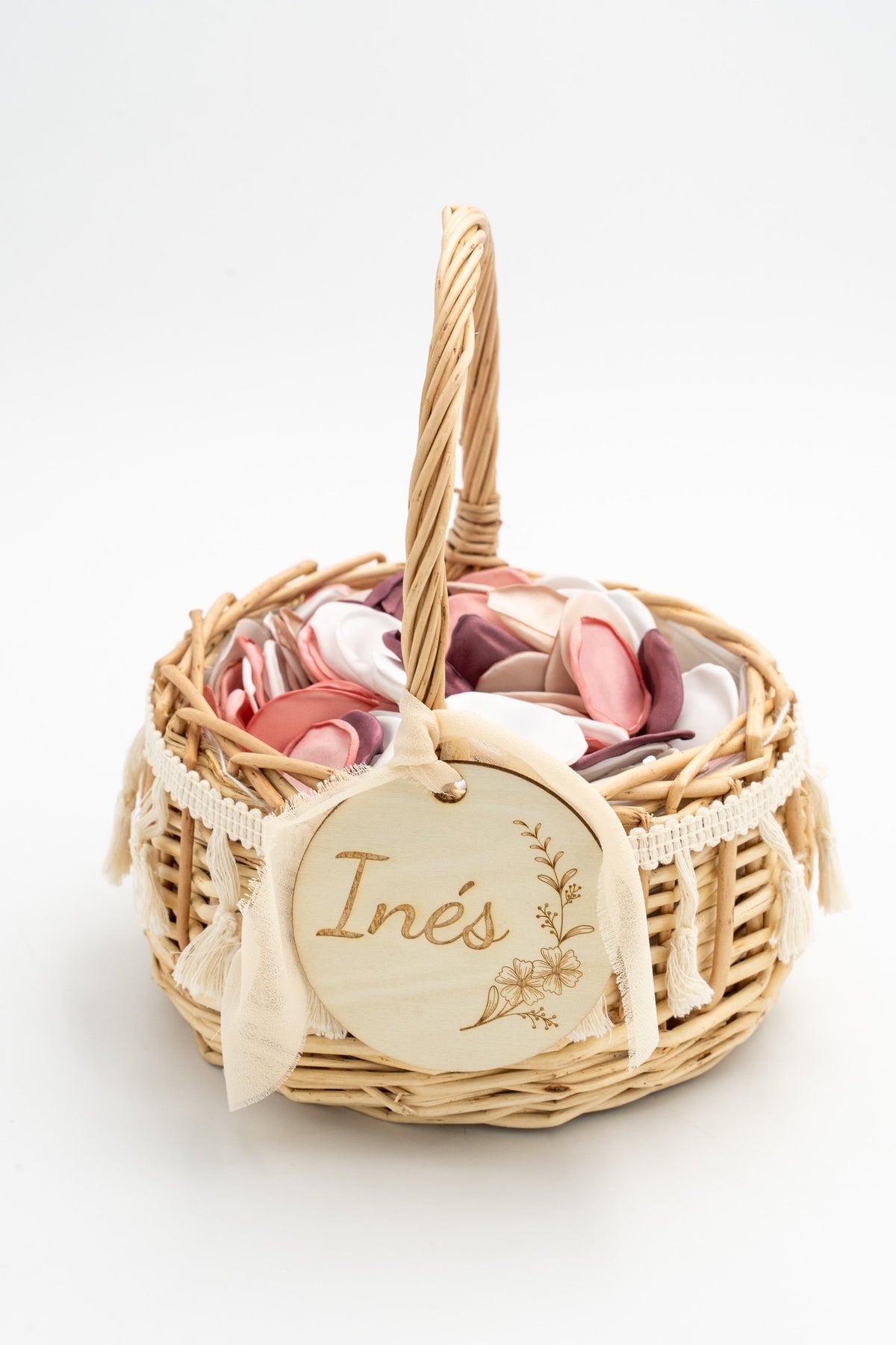 Cestino portafiori in rattan con nappine bianche e petali in tessuto rosa e bianchi