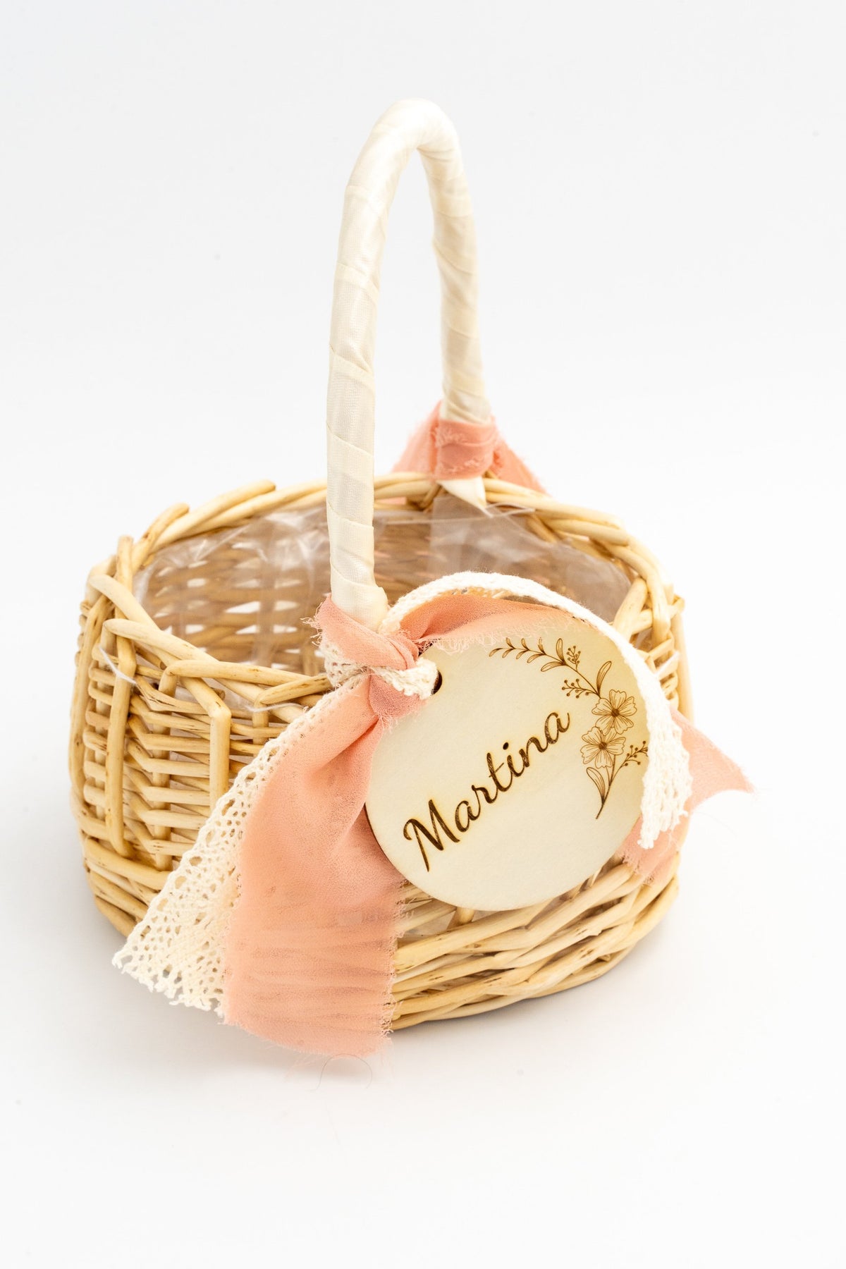 Cestino in rattan con manico rivestito di nastro color crema e fiocco in garza color salmone