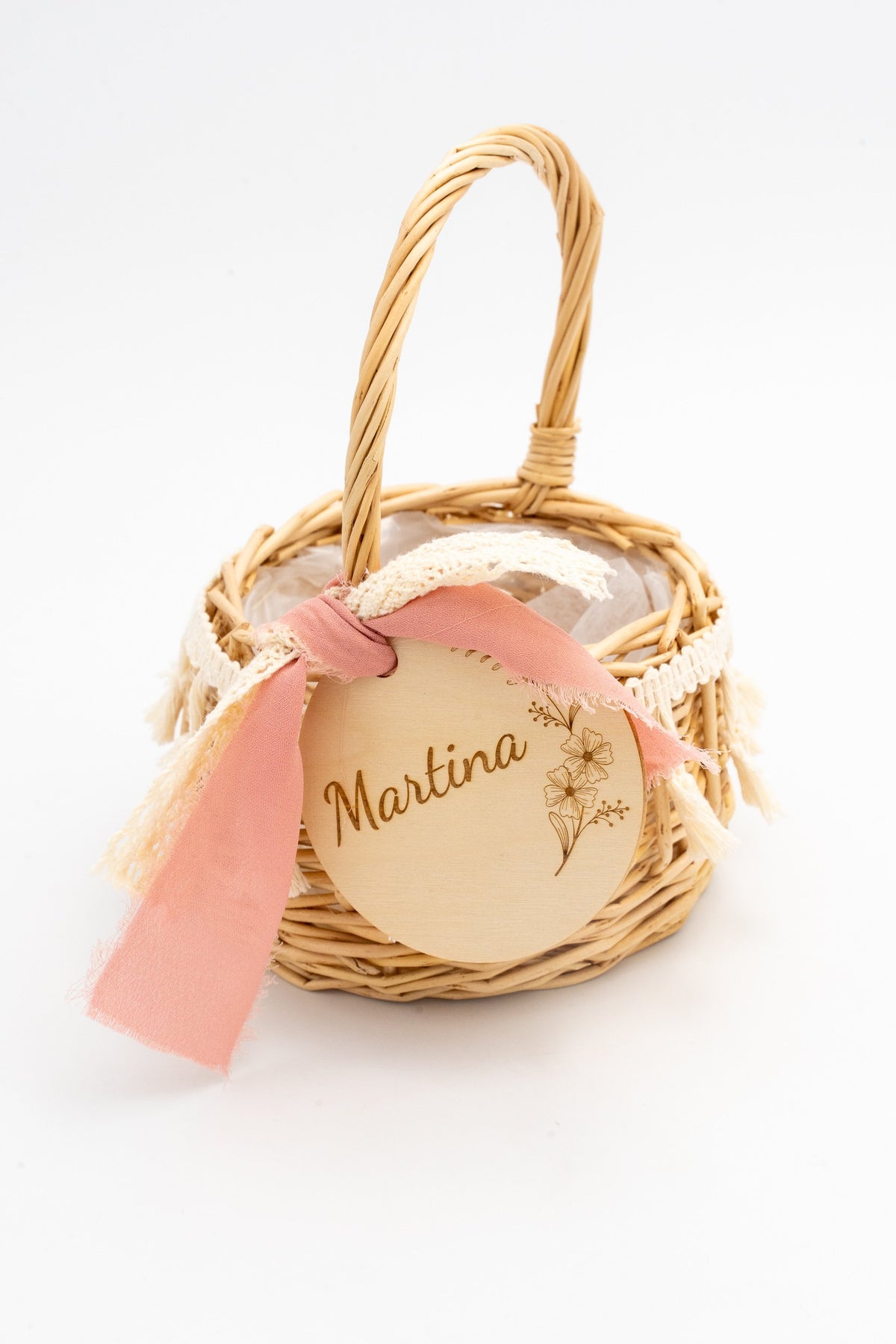 Cestino in rattan con manico naturale, pizzo e cerchio con il nome Martina inciso