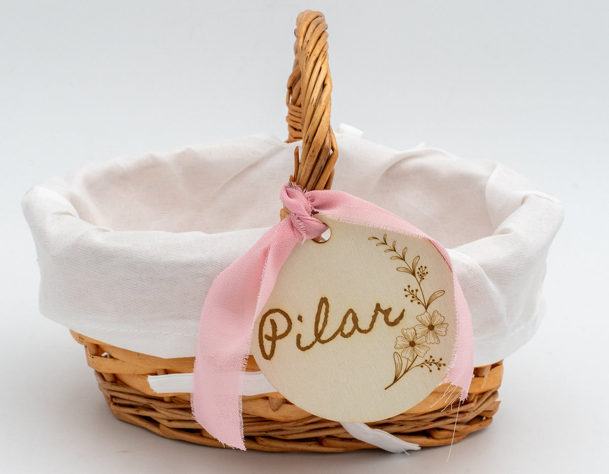 Cesta con fodera bianca, fiocco rosa e il nome Pilar