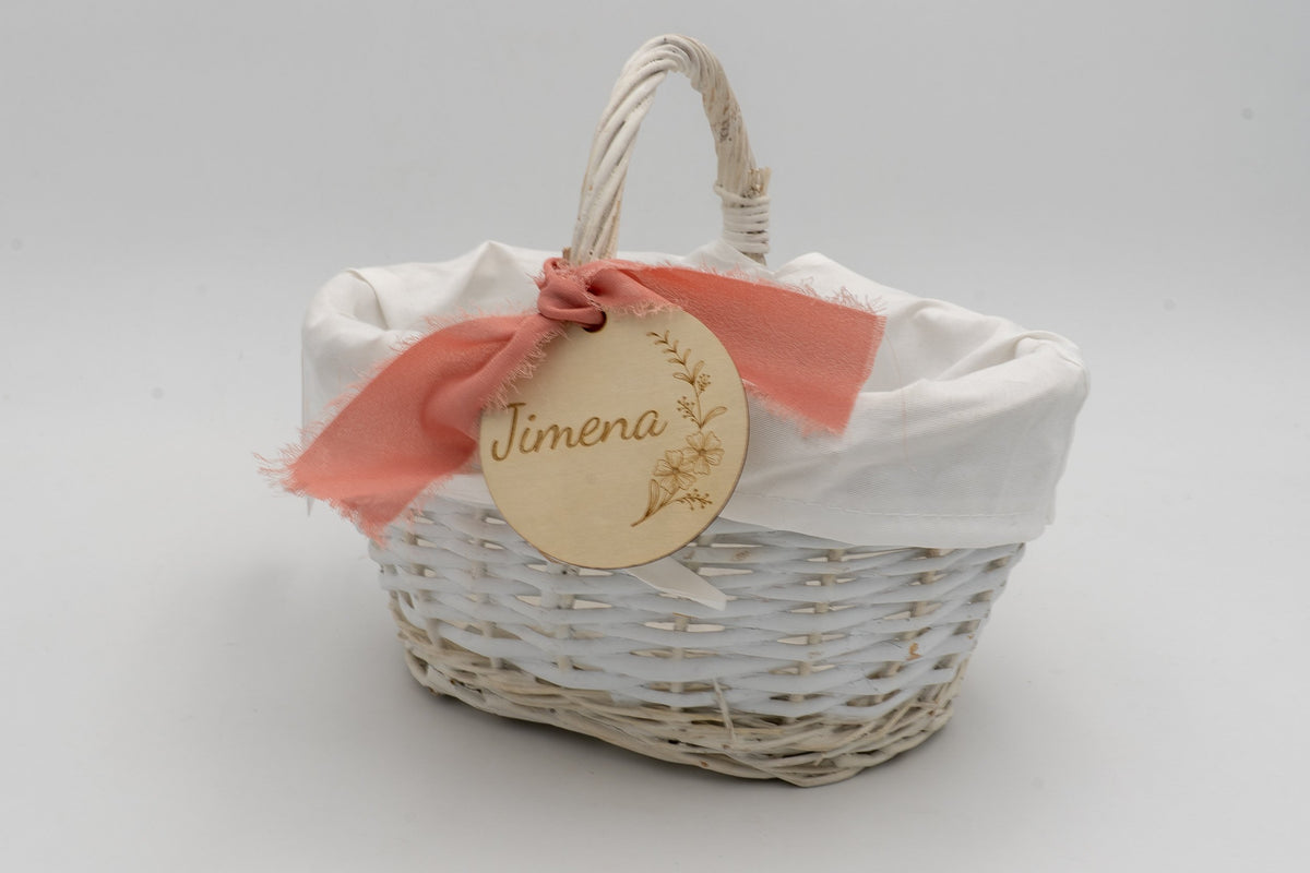 Cesta bianca con fodera bianca, fiocco corallo e il nome Jimena