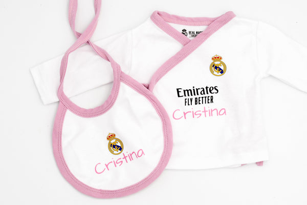 Maglietta bianca del Real Madrid con profilo rosa e il nome Cristina in rosa, accanto al bavaglino