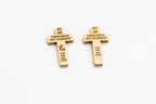 Pareja de cruces de madera clara con texto en el brazo horizontal