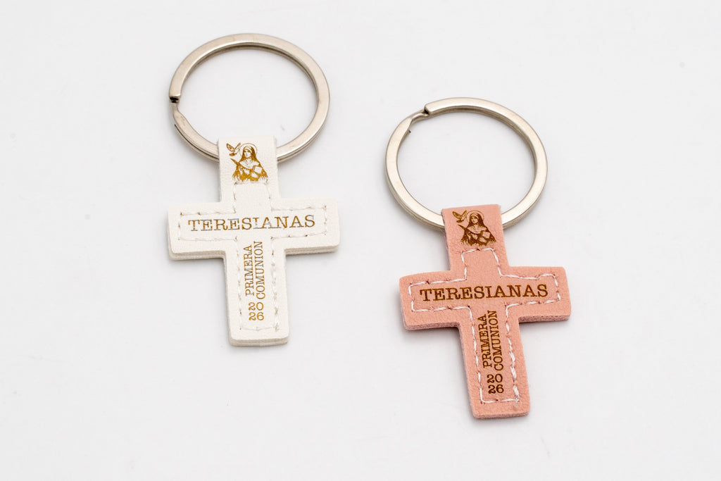 Dos llaveros con cruces blanca y rosa y anillas metálicas