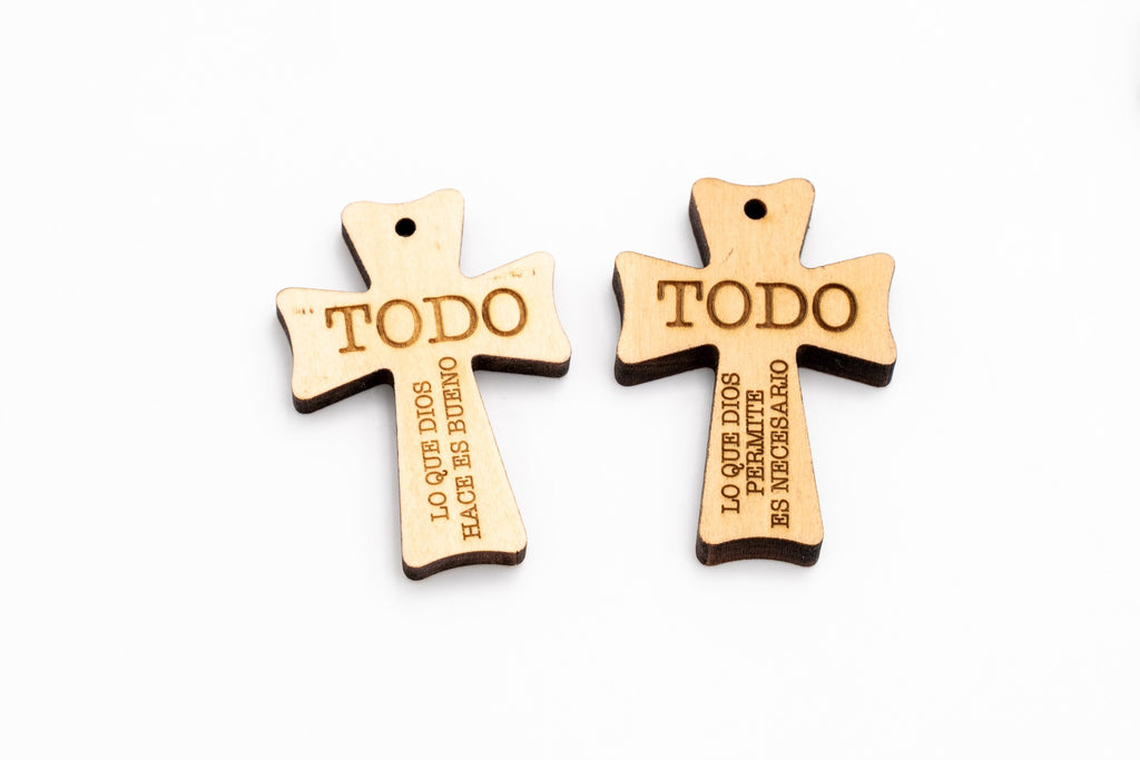 Dos cruces pequeñas de madera clara con texto y orificio superior