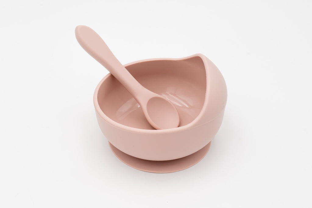 Ciotola rosa chiaro con ventosa e cucchiaio in silicone