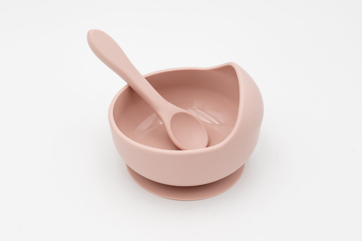 Ciotola rosa chiaro con ventosa e cucchiaio in silicone