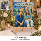 Tela di 24 × 30 cm con ritratto in stile pittura a olio e «Leave us a little love», su cavalletto accanto al guestbook del matrimonio.