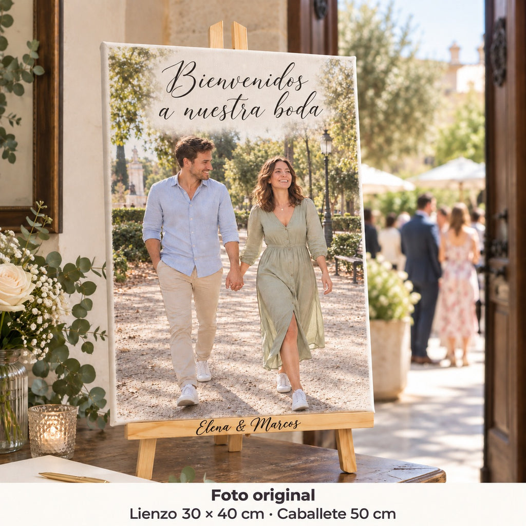 Tela di benvenuto al matrimonio di 30 × 40 cm con foto prematrimoniale di Elena e Marcos, su cavalletto personalizzato all’ingresso del ristorante.