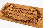 Felpudo de coco con corona de hojas y nombres familiares grabados con láser.