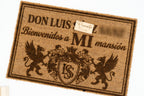 Felpudo con escudo heráldico y figuras de grifos grabado para entrada de mansión.