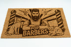 Felpudo con logotipo de barbería incluyendo ilustración de barbero, gatos y postes de barbero.