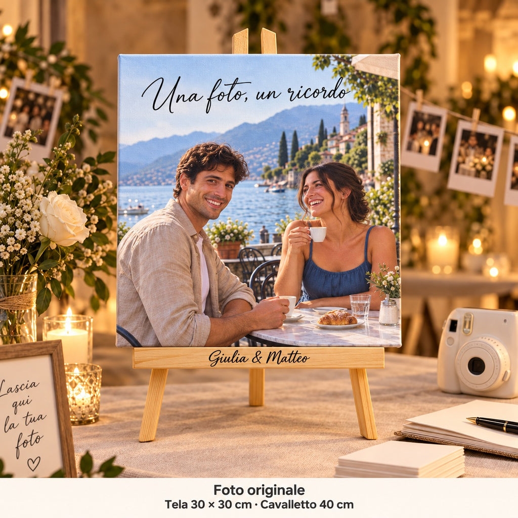 Tela di 30 × 30 cm con foto prematrimoniale di Giulia e Matteo e «Una foto, un ricordo», accanto a una fotocamera e a un album di matrimonio.