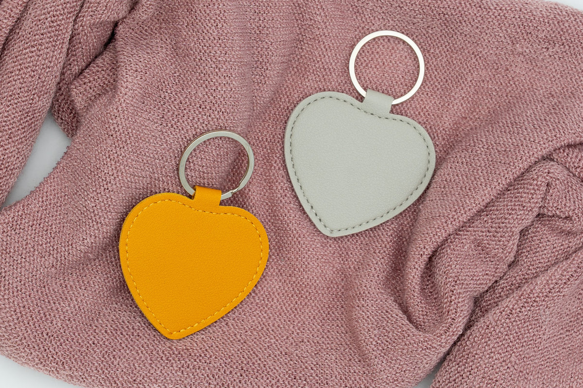 Portachiavi a cuore di tono caldo e grigio, non personalizzati.