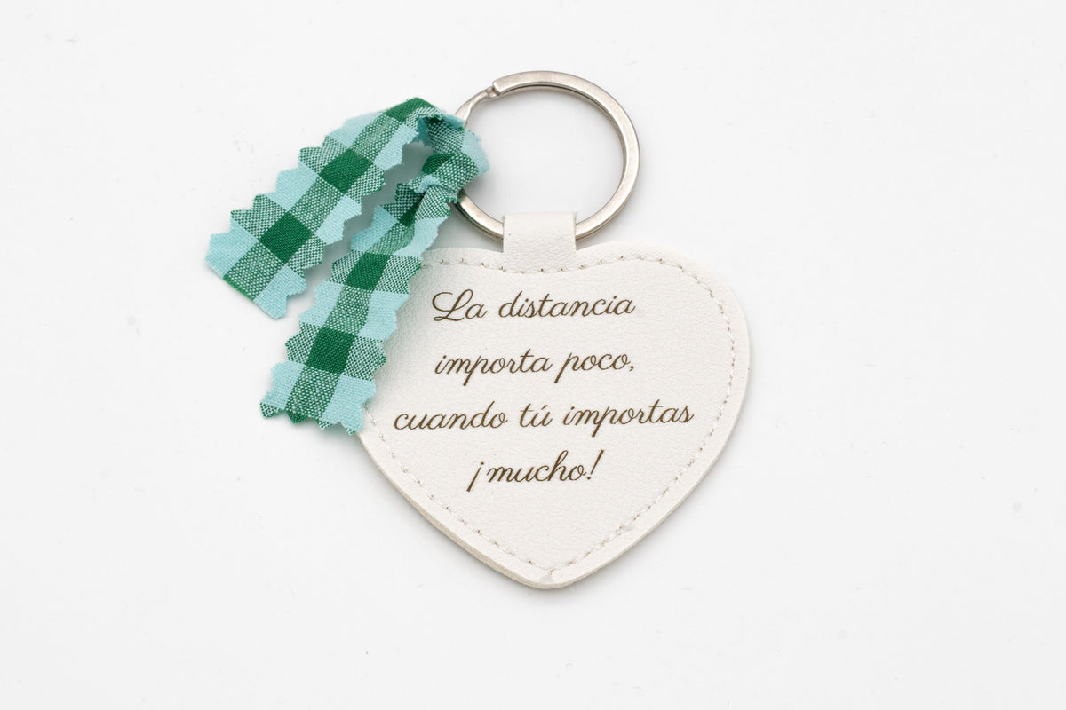Portachiavi a cuore bianco con frase sulla distanza e fiocco vichy verde.