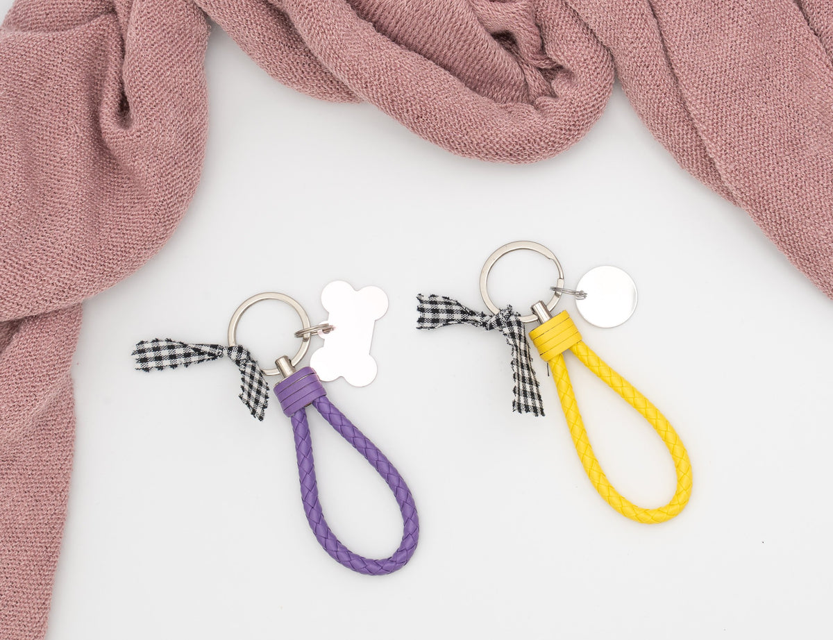 Portachiavi intrecciati in similpelle viola e gialla con placche metalliche e fiocco a quadretti Vichy