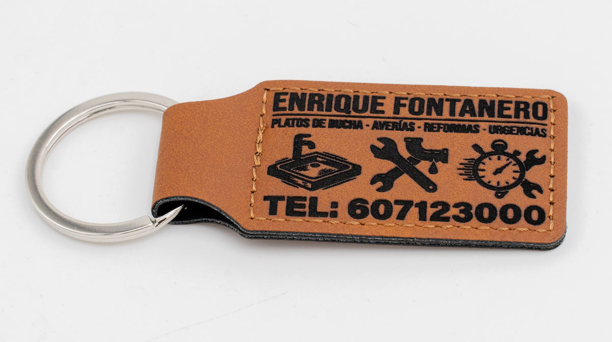 Portachiavi rettangolare marrone con logo e testo di un servizio idraulico.