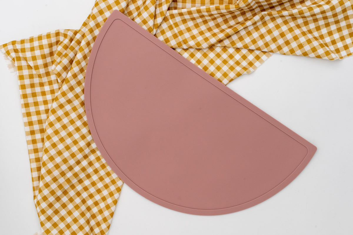 Tovaglietta in silicone rosa a forma di mezzaluna