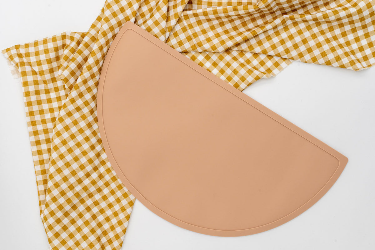 Tovaglietta in silicone color salmone stesa su un tavolo