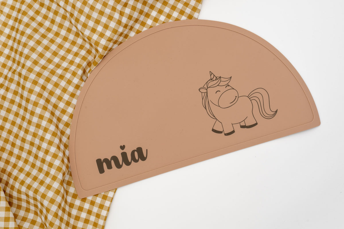 Tovaglietta salmone con il nome Mia e un unicorno