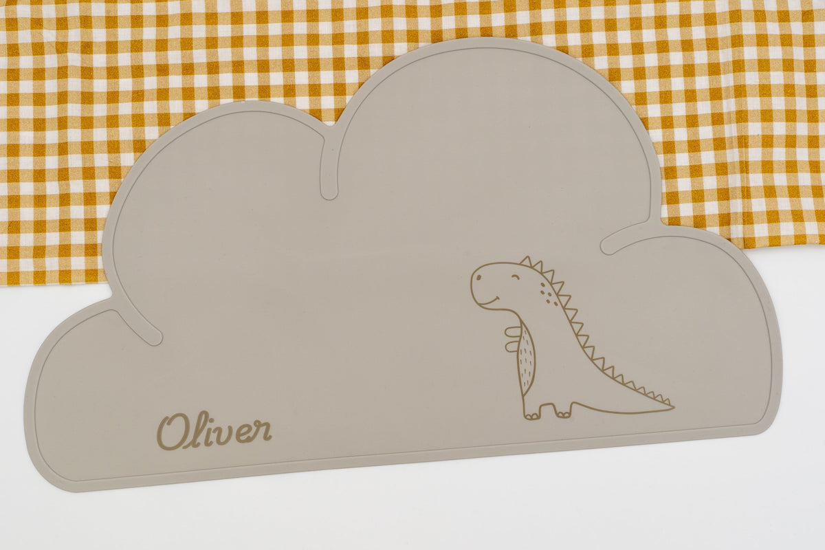 Tovaglietta a nuvola grigia con il nome Oliver e un dinosauro
