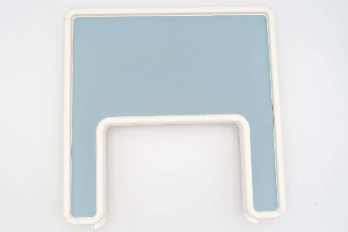 Tovaglietta blu in silicone con taglio a U su un vassoio ANTILOP