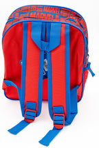 Retro rosso di uno zaino scolastico con spallacci blu regolabili e maniglia superiore