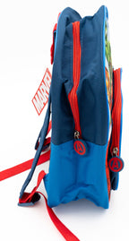 Vista lateral de mochila azul con cremallera roja y detalle de tirador circular de los Vengadores.