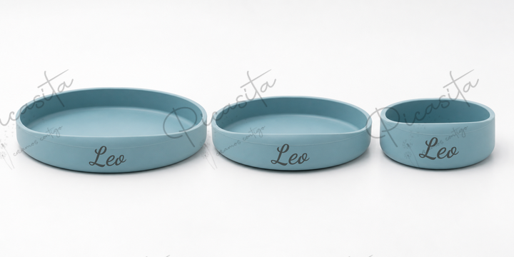 Juego de tres platos de la vajilla infantil personalizada en azul, con el nombre Leo