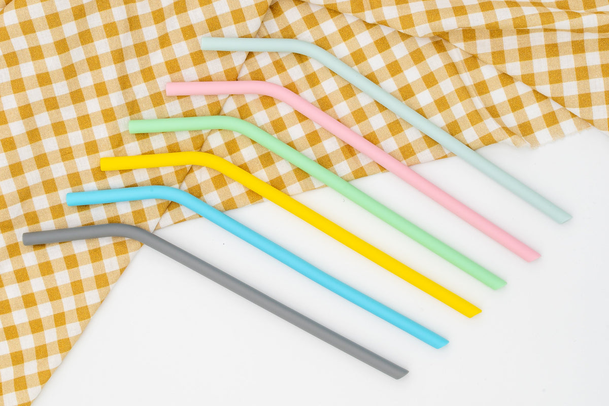 Cannucce piegate in silicone in sei colori