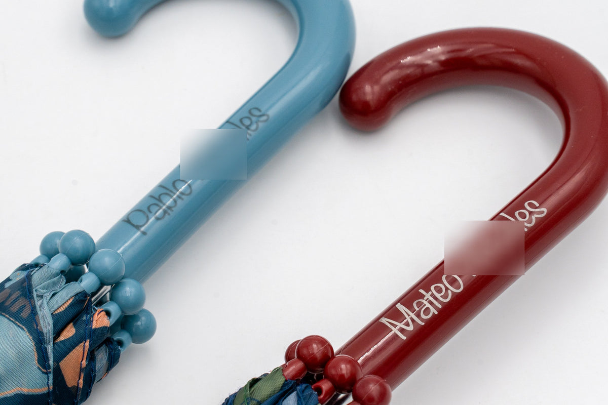 Manici di ombrelli per bambini blu e granata con i nomi dei bambini stampati