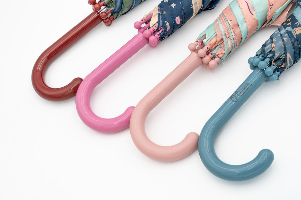 Quattro manici di ombrello per bambini in granata, rosa scuro, rosa chiaro e blu