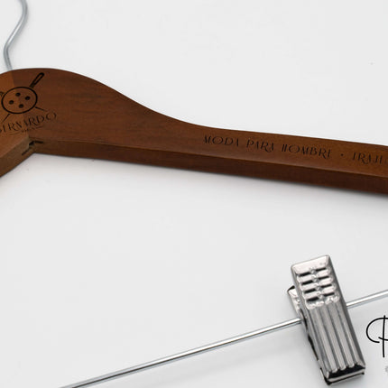 perchas_de_madera_con_pinzas