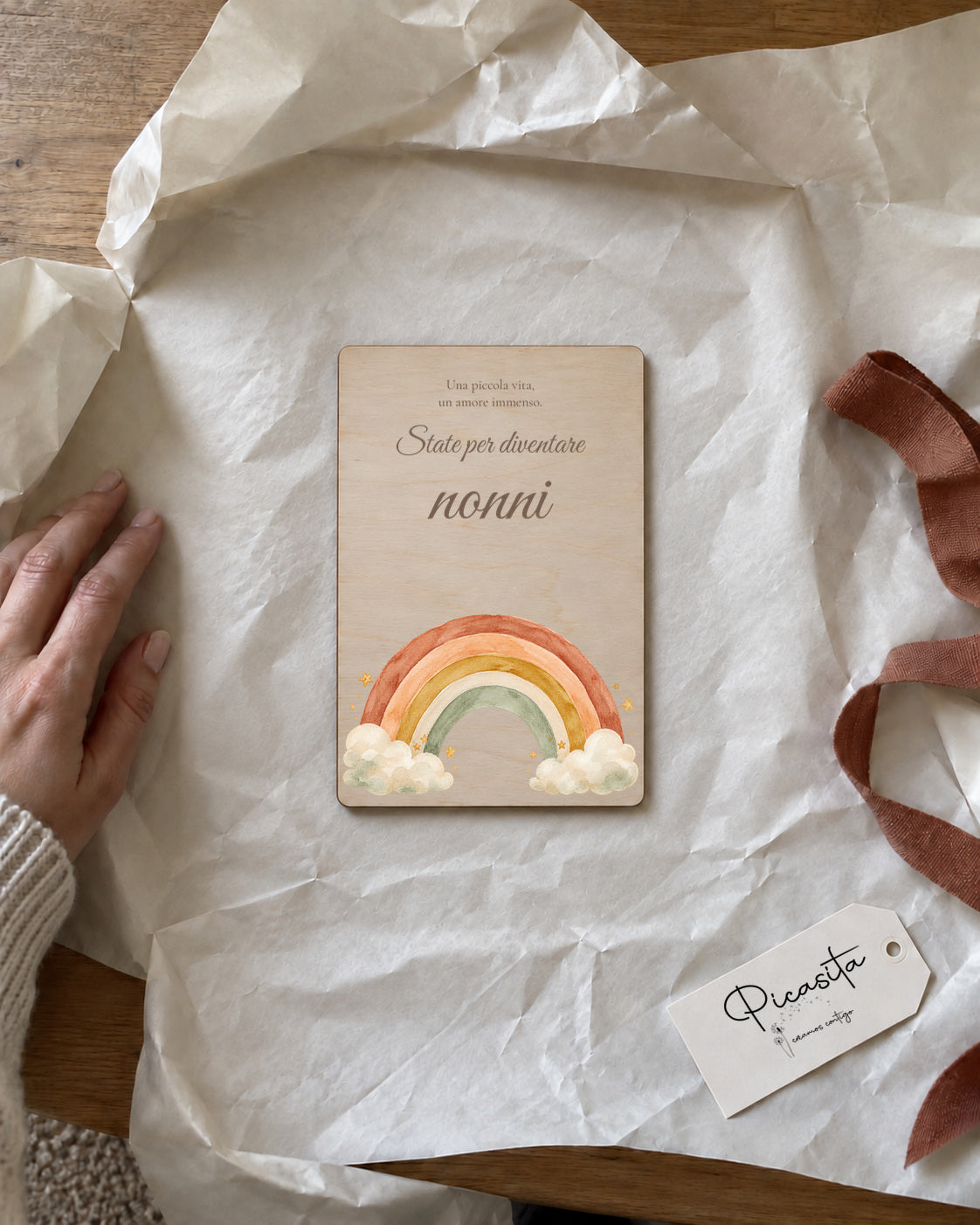 Anteprima simulata: Arcobaleno su Compensato, 10 × 15 cm, senza ecografia. Scena regalo.