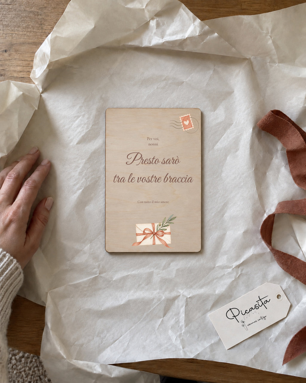 Anteprima simulata: Lettera del bebè su Compensato, 10 × 15 cm, senza ecografia. Scena regalo.