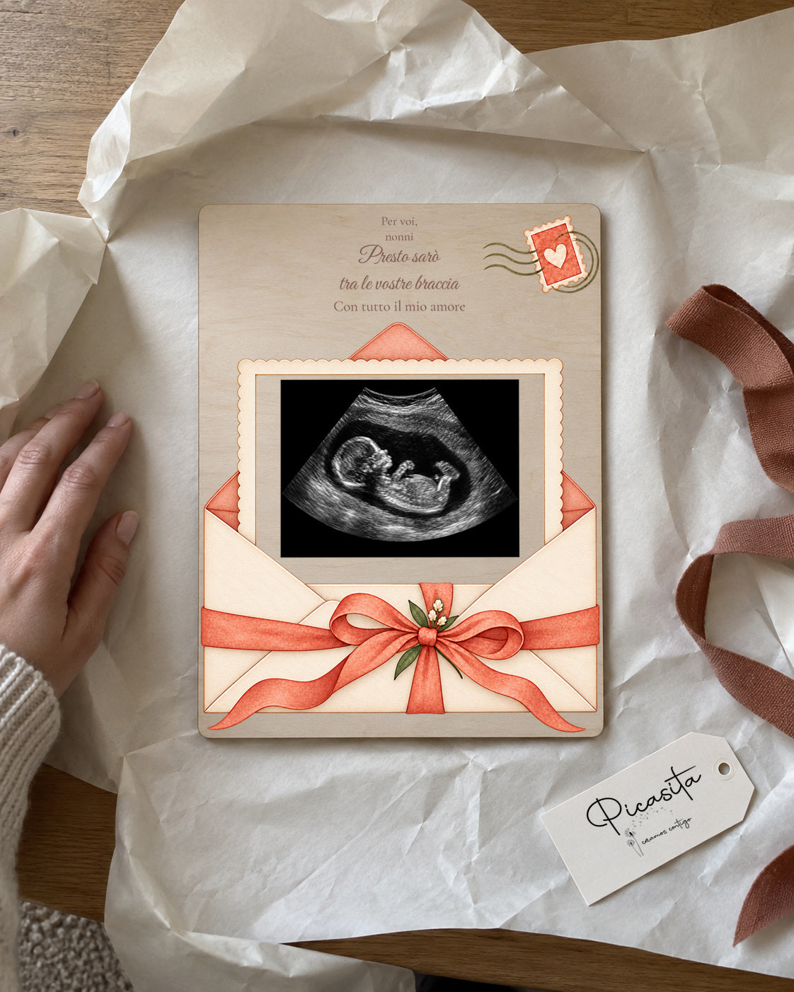 Anteprima simulata: Lettera del bebè su Compensato, 15 × 20 cm, con ecografia sintetica illustrativa. Scena regalo.
