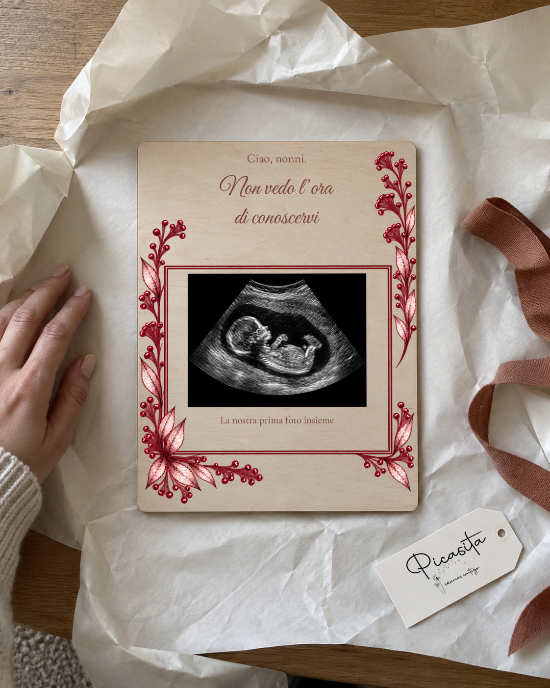 Anteprima simulata: Prima foto su Compensato, 15 × 20 cm, con ecografia sintetica illustrativa. Scena regalo.