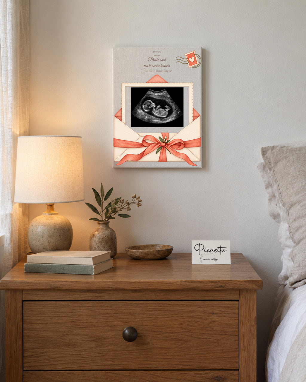 Anteprima simulata: Lettera del bebè su Tela, 15 × 20 cm, con ecografia sintetica illustrativa. Presentazione a parete.