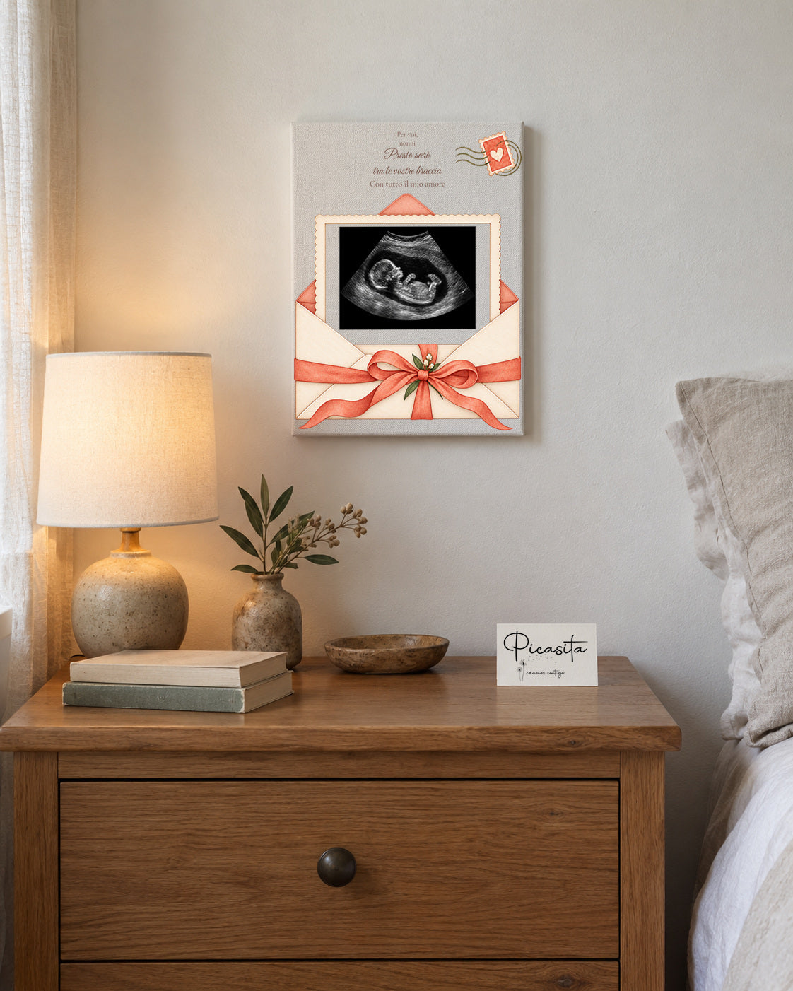Anteprima simulata: Lettera del bebè su Tela, 15 × 20 cm, con ecografia sintetica illustrativa. Presentazione a parete.