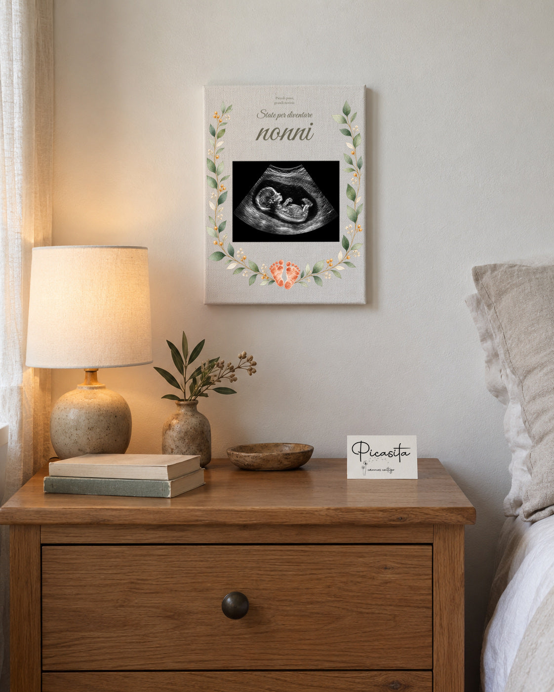 Anteprima simulata: Piccole impronte su Tela, 15 × 20 cm, con ecografia sintetica illustrativa. Presentazione a parete.