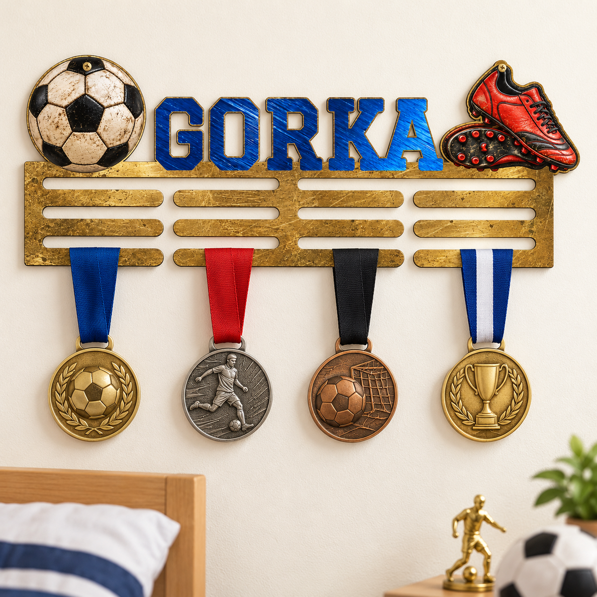 Simulazione del medagliere da calcio personalizzato GORKA a parete con medaglie e nome blu