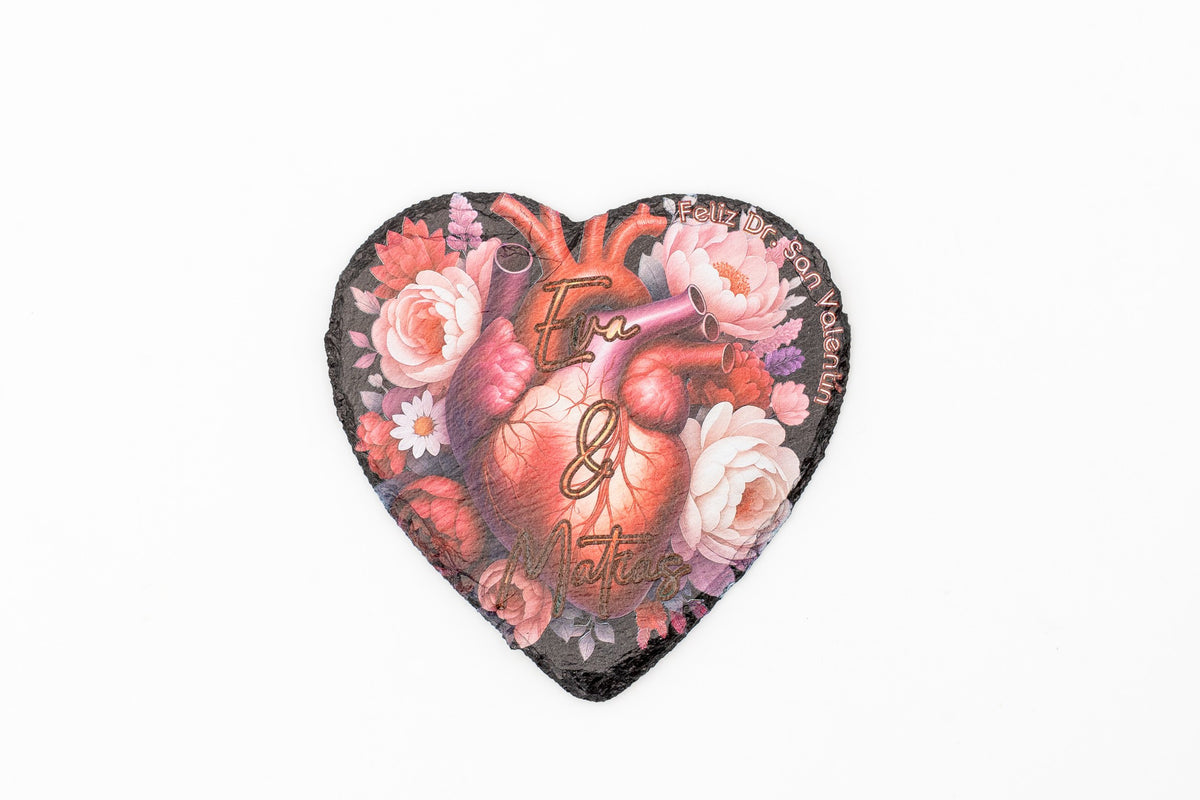 Sottobicchiere in ardesia a cuore con illustrazione a colori sotto luce normale.