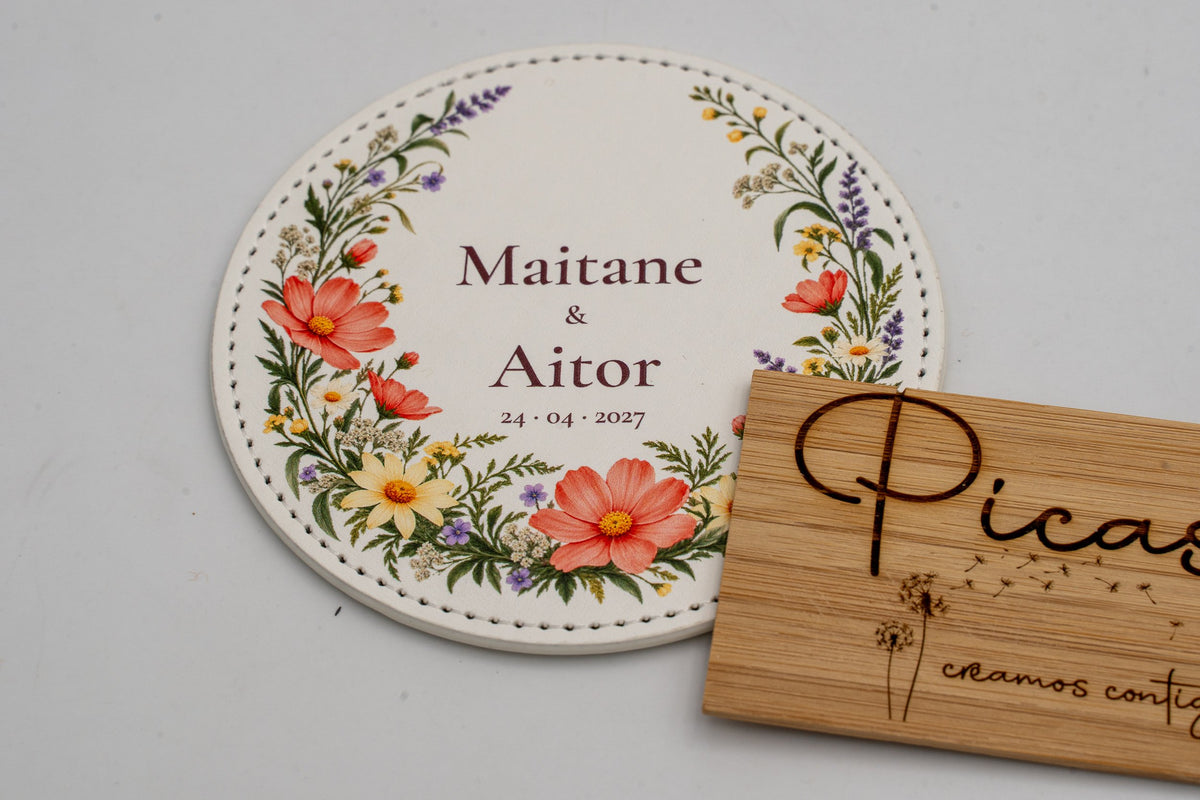 Sottobicchiere rotondo bianco con fiori colorati, Maitane e Aitor.